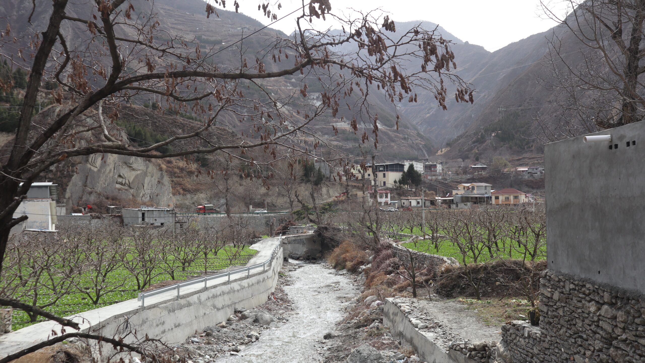 Weimen: Adapting Patterns along the Min River